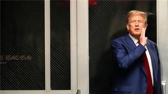 Donald Trump ist in dem Schweigegeld-Verfahren unter anderem wegen Fälschung von Geschäftsunterlagen angeklagt.