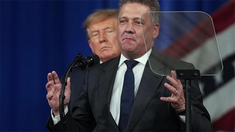 Donald Trump lud Döllner auf die Bühne ein - viele Menschen sehen es kritisch, dass er annahm.