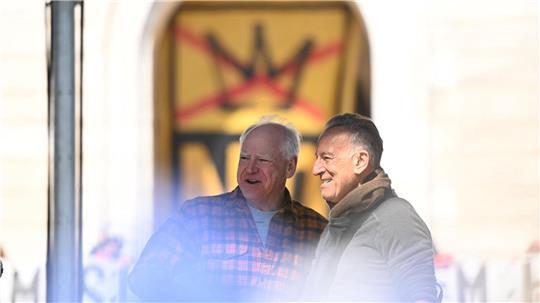 Donald Trump (nicht im Bild) teilt erneut gegen Bruce Springsteen (rechts, mit Gouverneur Tim Walz) aus. (Archivbild)