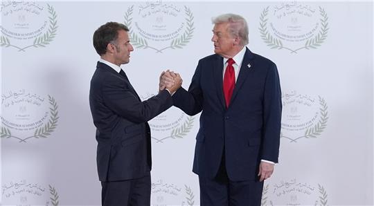 Donald Trump (r), Präsident der USA, begrüßt Emmanuel Macron, Präsident von Frankreich, zum «Gipfel für den Frieden», um eine Vereinbarung zwischen der Hamas und Israel formell zu besiegeln. 
