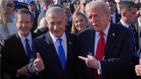 Donald Trump (r-l), Präsident der USA, und Benjamin Netanjahu, Ministerpräsident von Israel, gestikulieren am Ben Gurion International Airport neben Izchak Herzog, Präsident von Israel.