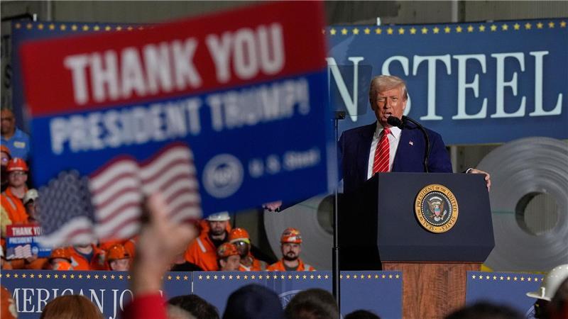 Stahlbranche reagiert beunruhigt auf neue Trump-Ankündigung Donald Trump spricht im Werk von U.S. Steel Mon Valley Works-Irvin in West Mifflin, Pennsylvania.