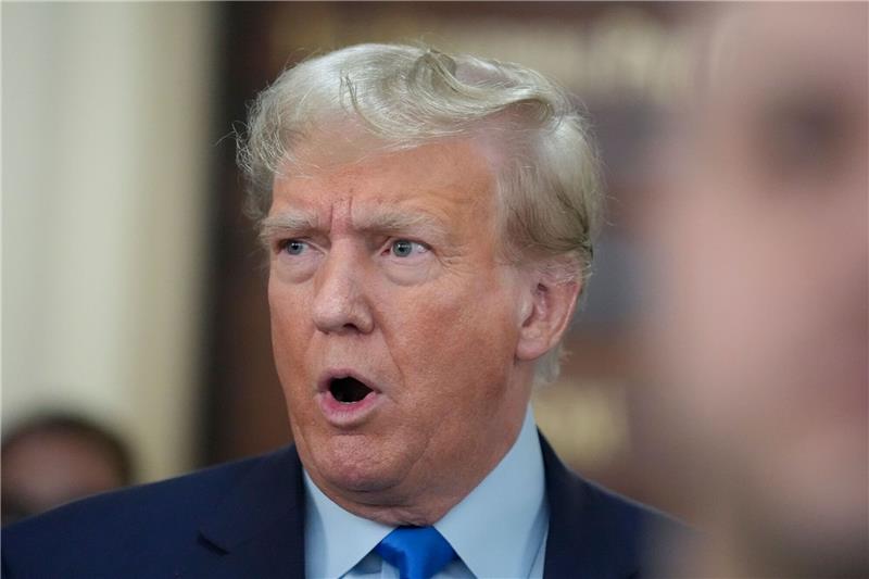 Donald Trump spricht mit Journalisten während einer Mittagspause im New York Supreme Court.