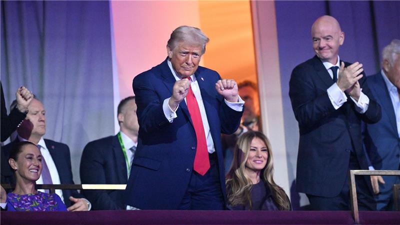 Friedenspreis für Trump spaltet: „Seine Weltmeisterschaft“ Donald Trump tanzt auf der Tribüne bei der WM-Auslosung.