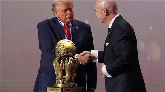Donald Trump überlasst Gianni Infantino die Entscheidung über eine WM-Teilnahme des Iran. (Archivbild)