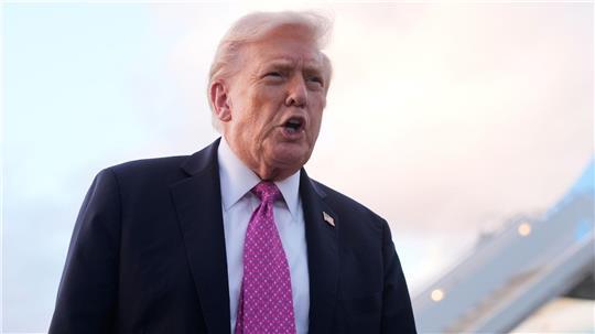 Donald Trump verhängte Zölle auf Lastwagen und Busse - und verlängerte zugleich Vergünstigungen für in den USA produzierte Fahrzeuge mit Import-Bauteilen.
