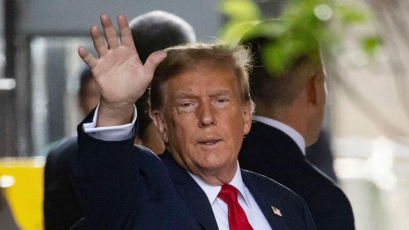 Donald Trump verlässt den Trump Tower auf dem Weg zum Strafgericht in Manhattan.