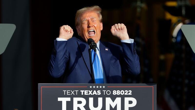 Trump stichelt mit Arztbrief gegen US-Präsident Biden Donald Trump veröffentlicht einen Brief, bei dem es sich um eine fachliche Einschätzung seines Arztes handeln soll, der ihm einen „ausgezeichneten“ Gesundheitszustand attestiere.