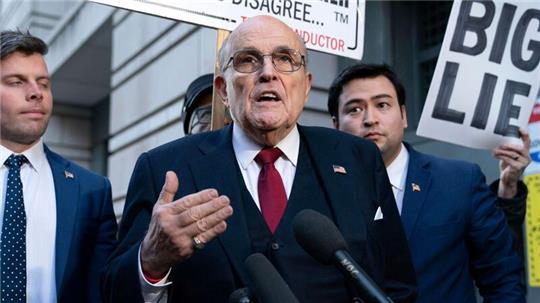 Donald Trumps Ex-Anwalt Rudy Giuliani muss sich unter anderem wegen Verschwörung und Betrug vor Gericht verantworten.