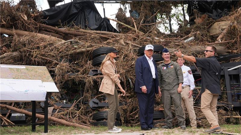Bilder des Tages Donald und Melania Trump besuchen Texas nach der Sturzflut und sprechen mit Ersthelfern.