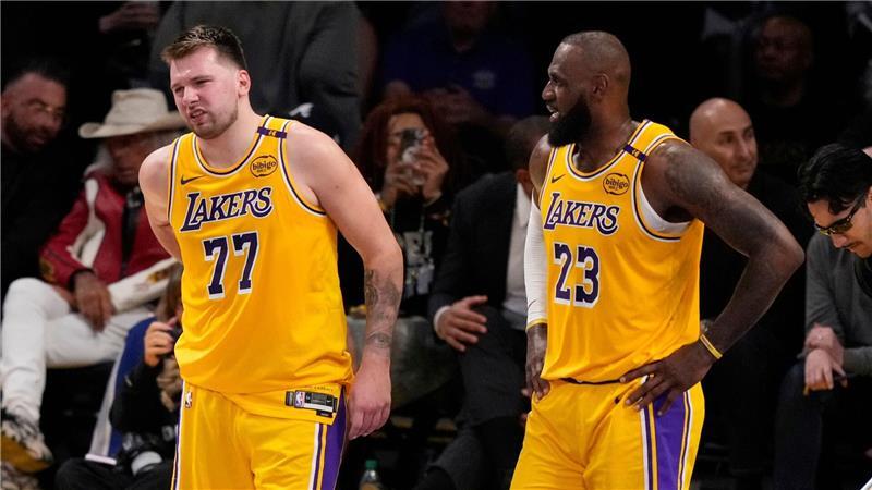 Lakers scheitern in NBA-Playoffs früh gegen Minnesota Doncic (l.) und James bekamen gegen die Timberwolves zu wenig Hilfe ihrer Mitspieler.