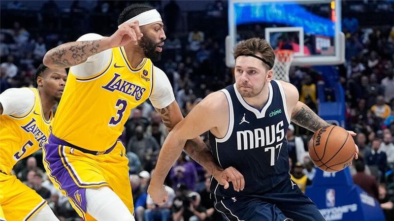 Doncic und Davis tauschen die Trikots.