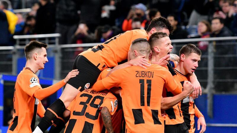 Donezk besiegt FC Barcelona in Hamburg Donezks Spieler jubeln nach dem Tor zum 1:0 von Donezks Danylo Sikan 2.v.r.)
