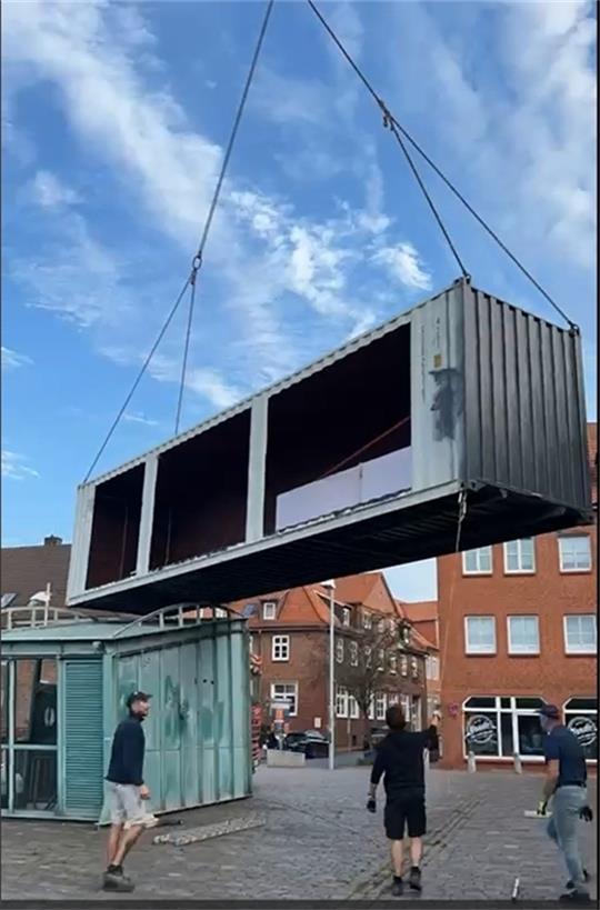 Donnerstag ist er eingeschwebt: der neue Container. Foto: Wilkens