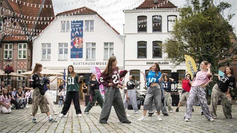 Street Explosion: Diese Buxtehuderin bringt coole Moves aufs Pflaster Donnerstagnachmittag steht mit der Street Explosion wieder ein Publikumsmagnet auf dem Straßenkunst-Programm.