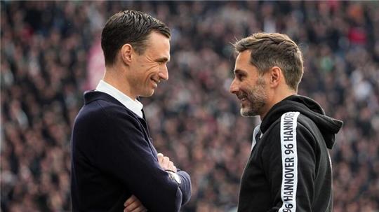 Donnerwetter nach Pokal-Aus: Nach dem 0:2 in Bielefeld hat Hannovers Sportdirektor Marcus Mann (l) auch den Trainer Stefan Leil kritisiert.