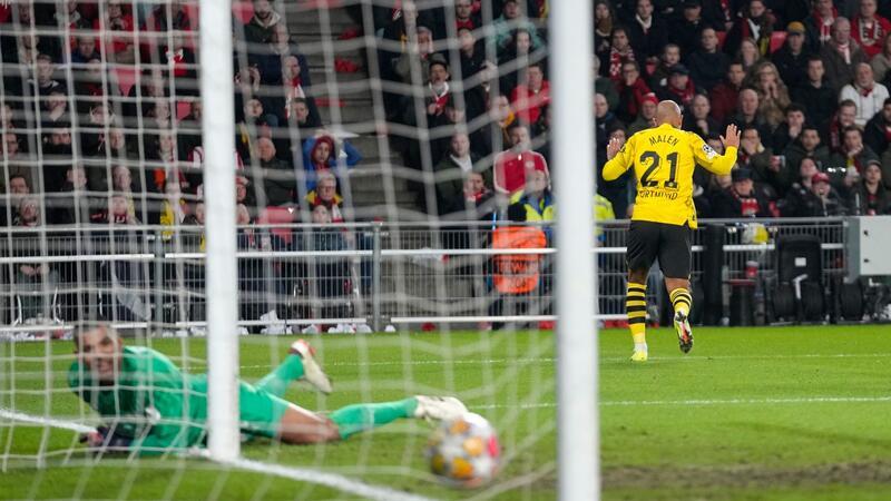 Remis in Eindhoven - Hummels hadert mit dem Schiedsrichter Donyell Malen (hinten) traf aus spitzem Winkel zum Dortmunder 1:0.