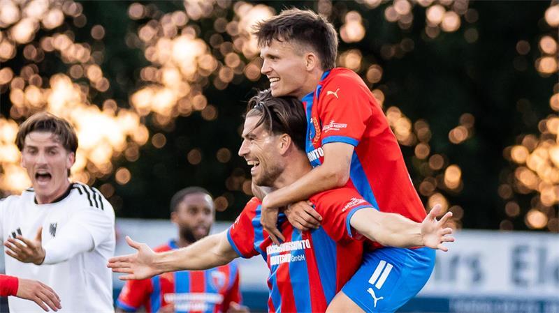 Doppelschlag von Christopher Schepp zum richtigen Zeitpunkt. Gegen den Bremer SV markiert Schepp das 2:0 und das 3:0.