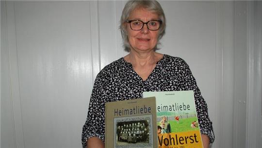 Doppelte Heimatliebe: Petra Bredehöft mit den beiden Chroniken von Wohlerst.