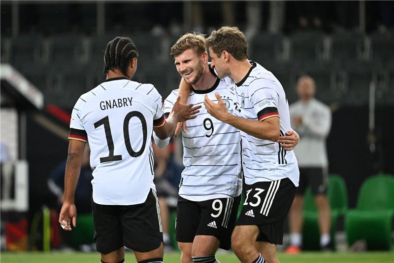 Doppeltorschütze Timo Werner (Mitte) feiert mit Serge Gnabry und Thomas Müller das zwischenzeitliche 5:0. Foto: dpa