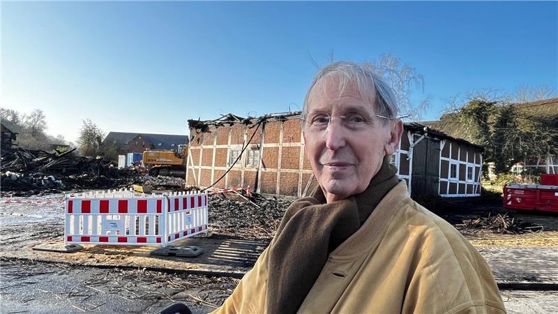 Nach dem verheerenden Brand: Trauer um zwei Dollerner Baudenkmale Dorfchronist Egon Hagenah an der Brandstelle.
