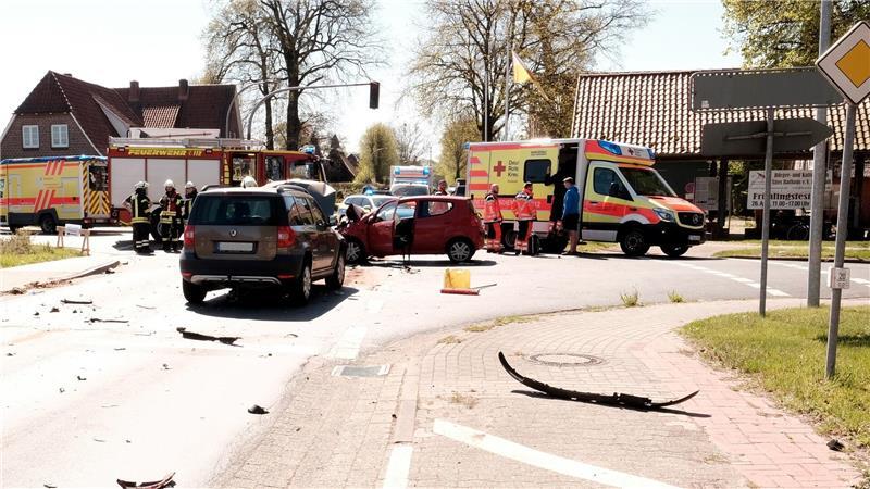 Dorffest sei Dank: Rasch waren viele Einsatzkräfte vor Ort.