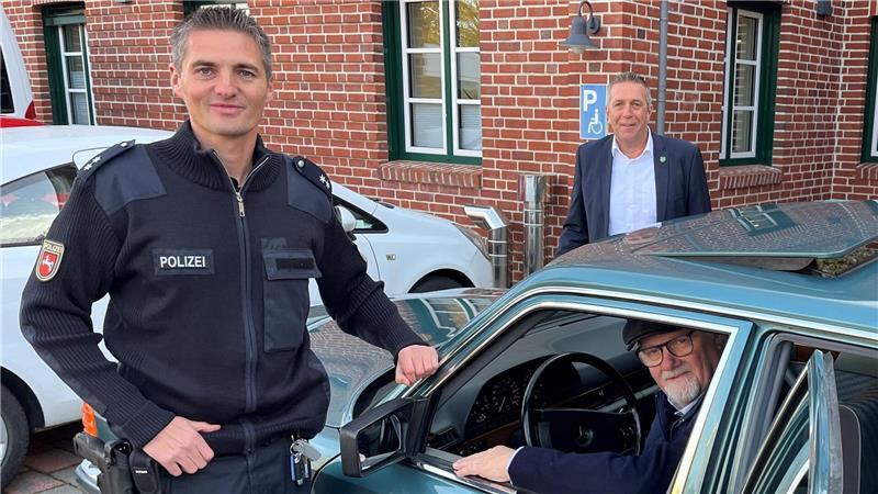 Dorfsheriff Torben Kubik mit seinem Vorgänger Jan Dohrmann und Samtgemeindebürgermeister Timo Gerke vor dem Rathaus in Steinkirchen.