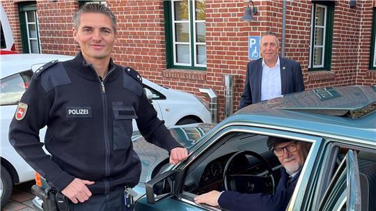 Dorfsheriff Torben Kubik mit seinem Vorgänger Jan Dohrmann und Samtgemeindebürgermeister Timo Gerke vor dem Rathaus in Steinkirchen.