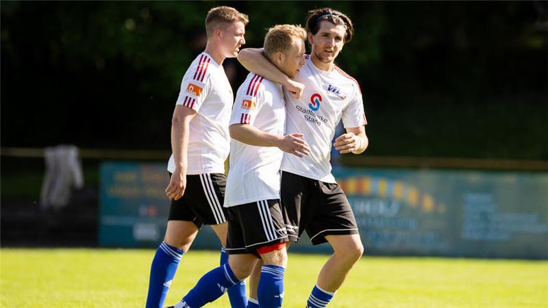 Aufsteiger Stade belohnt sich in der Nachspielzeit - D/A und A/O rollen weiter Dorian Balla, der den Strafstoß herausgeholt hatte, herzt Torschütze Jannik Peters. Stade schaffte noch in der Nachspielzeit einen Punktgewinn.
