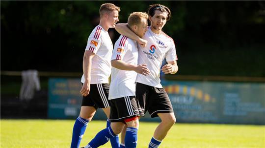 Dorian Balla, der den Strafstoß herausgeholt hatte, herzt Torschütze Jannik Peters. Stade schaffte noch in der Nachspielzeit einen Punktgewinn.