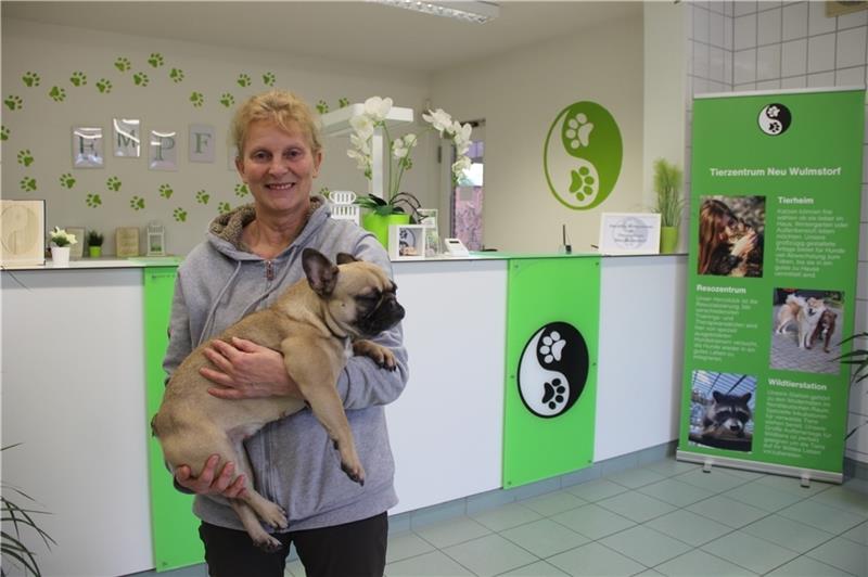 Doris Firlus mit ihrer French-Bulldog-Dame „Erna“ im Empfangsraum des Tierzentrums. Die Leiterin freut sich auf viele Besucher. Fotos: Michaelis