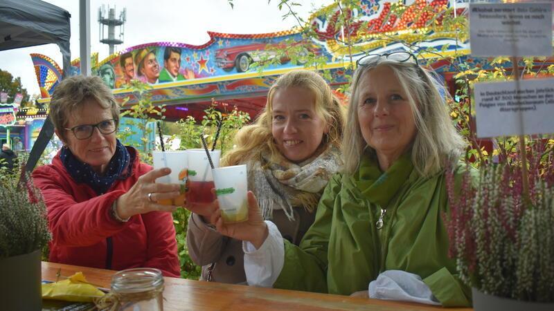 Seit 65 Jahren dreht sich das Greger-Karussell auf dem Herbstmarkt Doris Fischer (von links), Nancy Zerbe und Iris Bergmann stoßen an: „Prost, Jahrmarkt!“