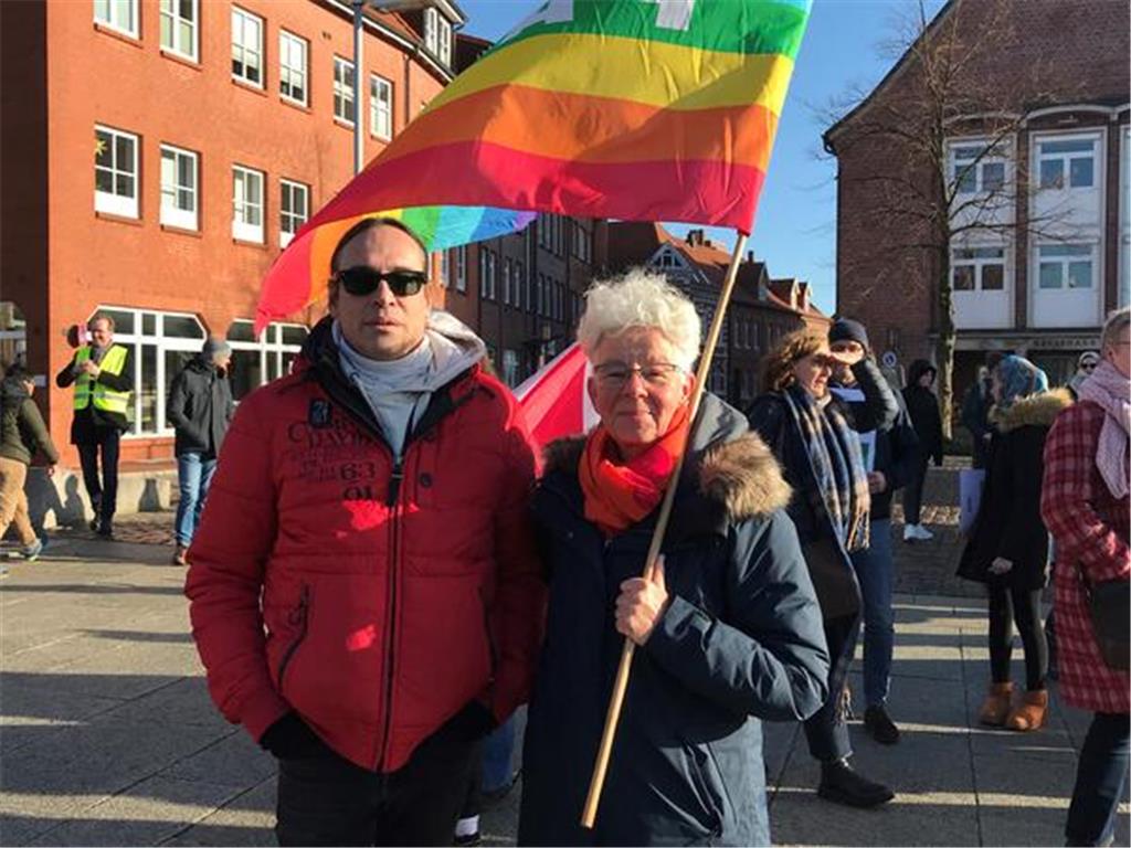 Doris Lübben-Hermann und Timm Kavacs demonstrierten gegen Rechtsextremismus.