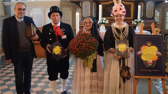 Doris Marks (Zweite von rechts) stellte den neuen Sammelband des Kulturvereins Steinkirchen vor. Von links: Pastor Olaf Prigge, Samtgemeindebürgermeister Timo Gerke, Blütenkönigin Anna-Sophie Sietas.