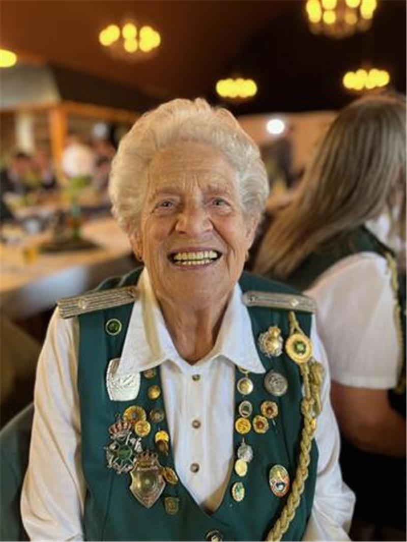 Doris Salvers erlebte schon die erste Fahnenweihe in Großenwörden vor 70 Jahren.
