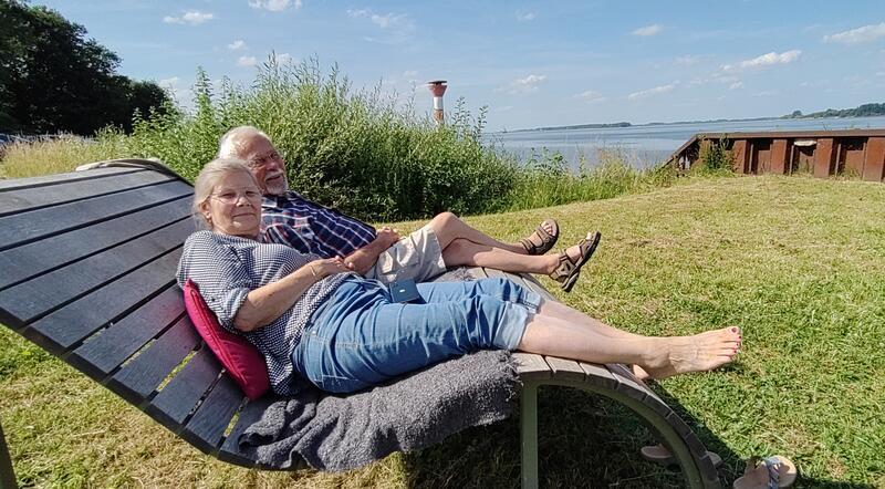 Doris Sauss und Horst Barmföhr haben einen freien Liegeplatz mit Aussicht ergattert.