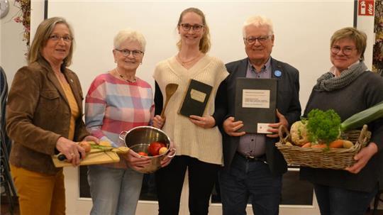 Doris Wettwer (Vorsitzende der Kreislandfrauen Cuxhaven), Magda, Johanna und Heinz Mügge (Verein De Plattdüütschen) sowie Adelheid Balthasar (Kreislandfrauen Stade).