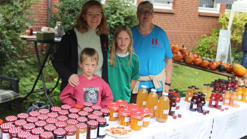 Dorfladen, Höfe, Deko: Was Oldendorfs Betriebe zu bieten haben Dorothea Helmke (rechts) ist die Schwiegermutter von Anja Helmke. Gemeinsam mit ihren beiden Kindern Jorvin und Janika packen bereits drei Generationen auf dem Hof Helmke in Oldendorf mit an.