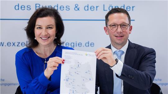 Dorothee Bär (CSU), Bundesforschungsministerin, und Falko Mohrs (SPD), niedersächsischer Minister für Wissenschaft und Kultur, informierten über die Auswahl in der Exzellenzstrategie. 