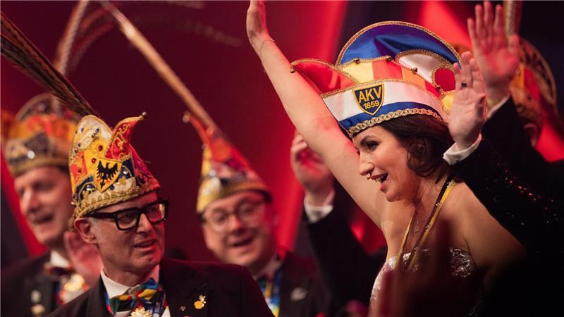 Dorothee Bär (CSU) hält ihre Ritterinnenrede bei der Festsitzung zur Verleihung des Ordens wider den tierischen Ernst des Aachener Karnevalsvereins.