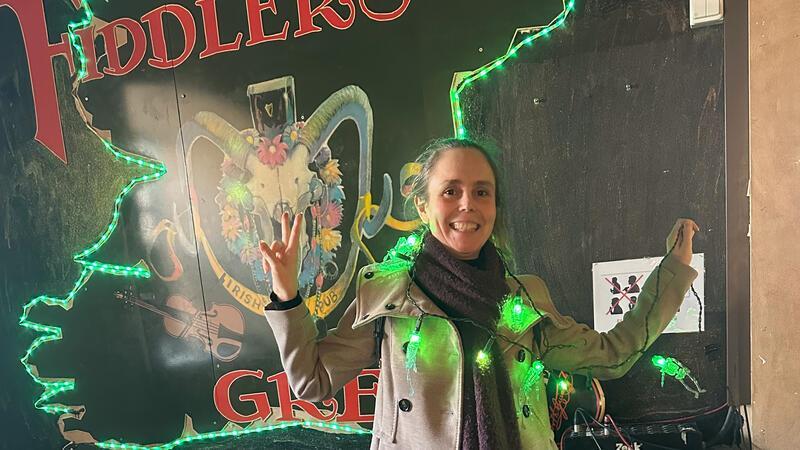 Dorotheé Füller findet es schade, dass die letzte gute Lokalität für junge Leute nun schließt. Als Erinnerung nimmt sie sich Halloween-Lichtgeister mit nach Hause.