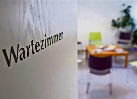Dort, wo Menschen am ehesten andere anstecken können, zum Beispiel in Wartezimmern, sollte die Maskenpflicht nach Ansicht der Präsidentin der Ärztekammer Niedersachsen, Martina Wenker, auch weiterhin bestehen bleiben. Foto: Kneffel/dpa