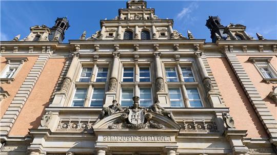 Dort, wo ansonsten in Hamburg auch der Block-Prozess stattfindet, stehen nun die mutmaßlichen Mitglieder der rechten Terrorgruppe „Letzte Verteidigungswelle“ vor Gericht. (Archivbild)
