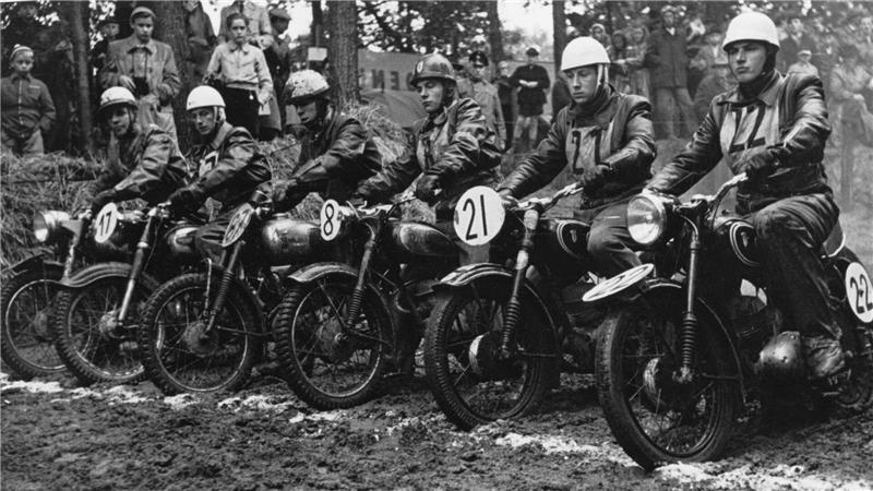 Dort wo die Tongrube der Ziegelei Katt Anfang des 20. Jahrhunderts noch war, fand 1953 ein Motocrossrennen statt. Günter Kachmann erinnert sich daran, als kleiner Junge dabei zugeschaut zu haben.