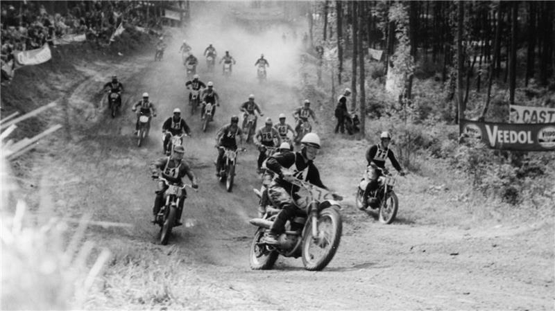 Dort wo die Tongrube der Ziegelei Katt Anfang des 20. Jahrhunderts noch war, fand 1953 ein Motocrossrennen statt. Günter Kachmann erinnert sich daran, als kleiner Junge dabei zugeschaut zu haben.