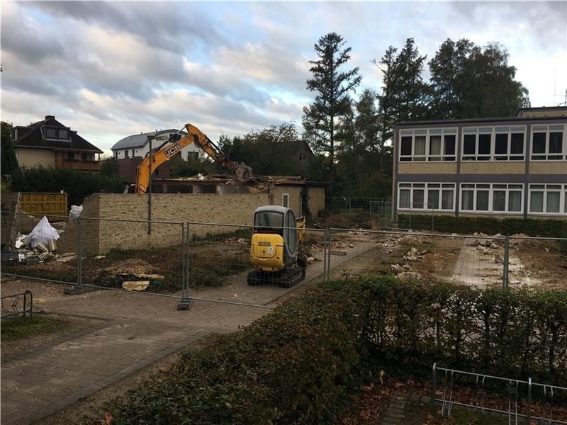 Dort, wo heute die Fahrradständer und die Trümmer der Hausmeisterwohnung sind, wird ein vierstöckiges Schulgebäude gebaut. Foto: Wisser