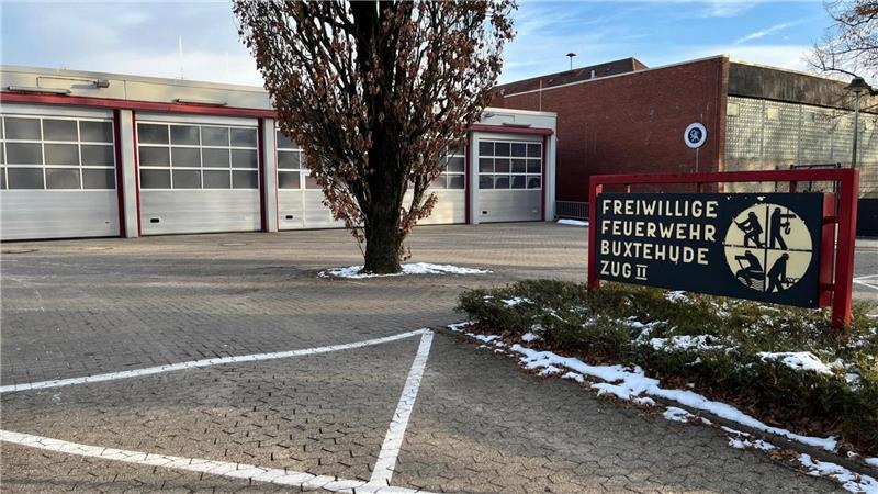 Dort wo jetzt die Feuerwehr in Altkloster zu Hause ist, soll eine neue Sporthalle gebaut werden. Feuerwehr und alte Sporthalle werden abgerissen.