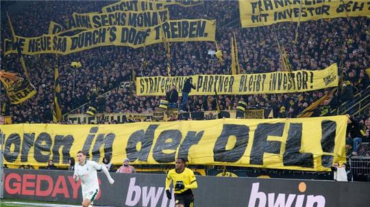 Dortmunds Fans demonstrieren gegen Investoren in der DFL.