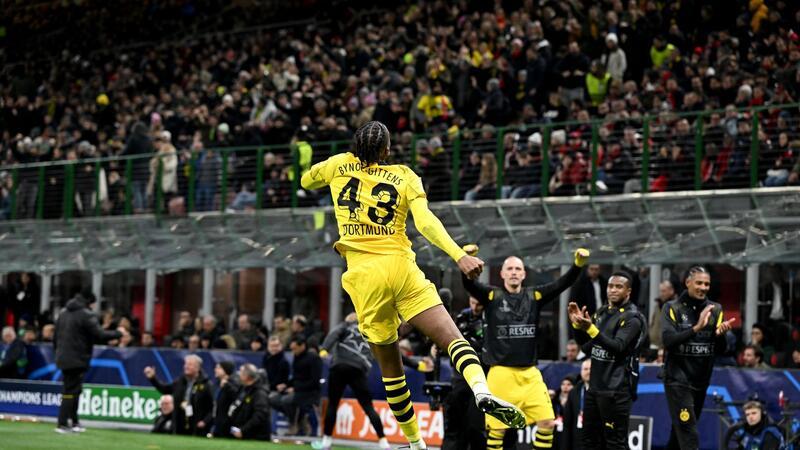 Dortmunds Jamie Bynoe-Gittens bejubelt sein Tor zum 2:1.