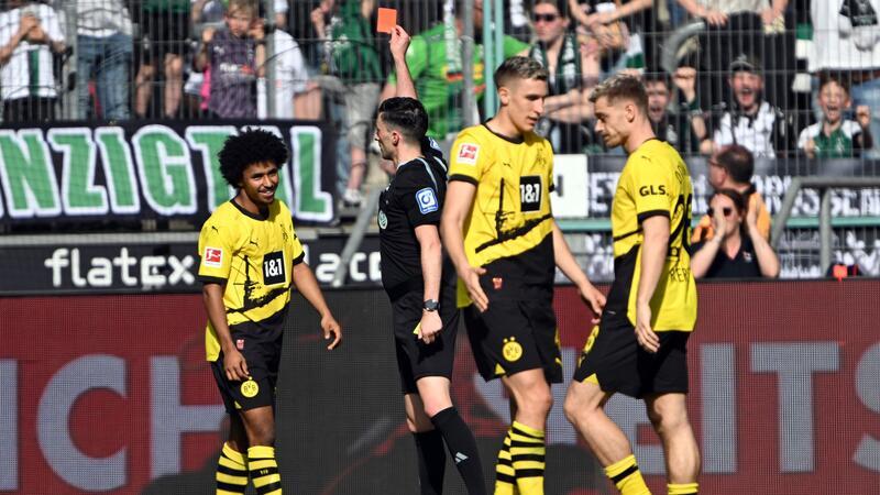 Dortmunds Karim Adeyemi (l) sah in Mönchengladbach die Gelb-Rote Karte.
